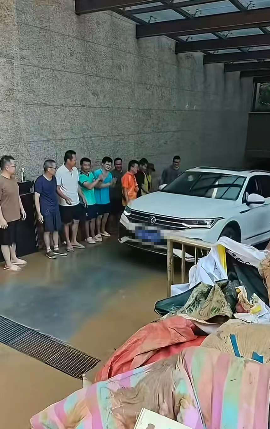 广西贵港暴雨中一小区业主团结自救渡过危机，曾共同值班、挡水，居民们将捐出多余物资