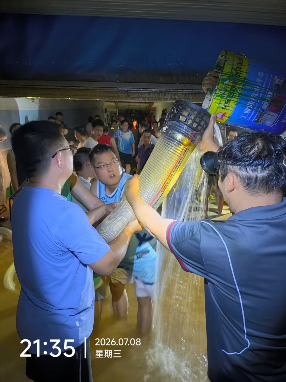 广西贵港暴雨中一小区业主团结自救渡过危机，曾共同值班、挡水，居民们将捐出多余物资