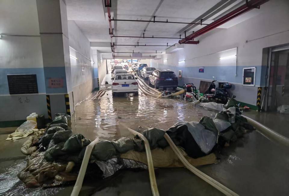 广西贵港暴雨中一小区业主团结自救渡过危机，曾共同值班、挡水，居民们将捐出多余物资