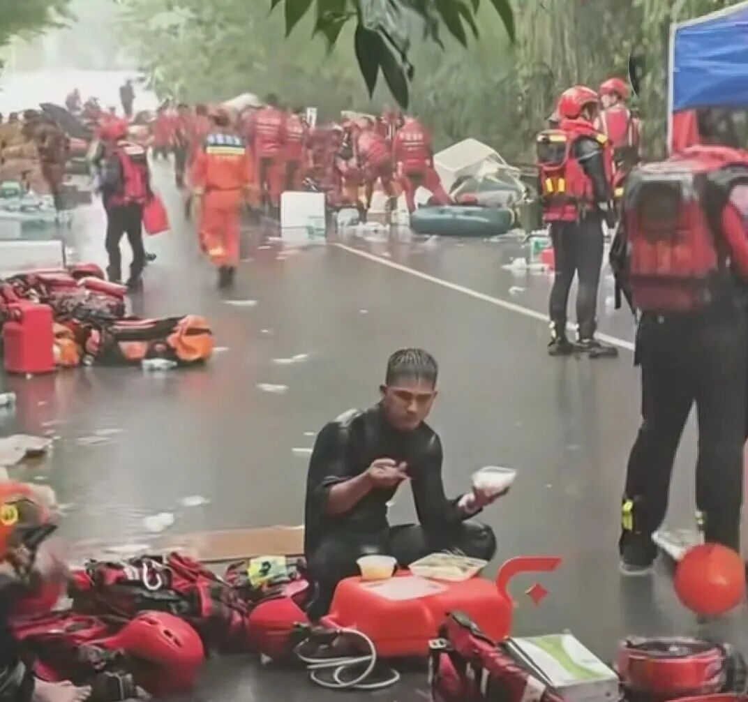 感动无数人！雨水泡饭的他被找到了，网友：这就是我们该追的星