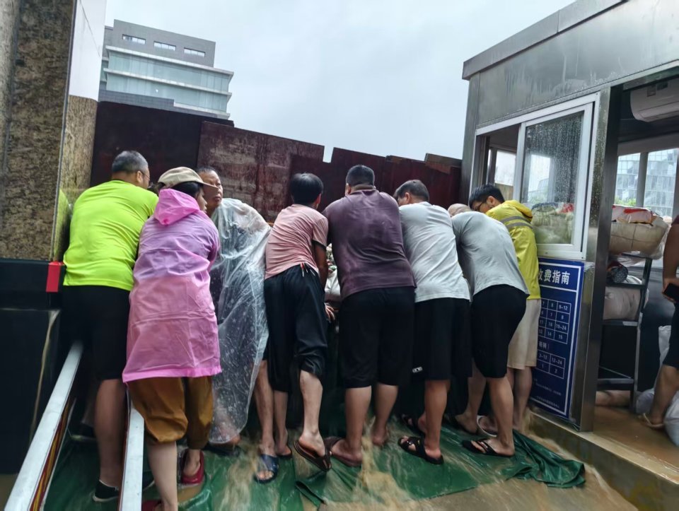 广西贵港暴雨中一小区业主团结自救渡过危机，曾共同值班、挡水，居民们将捐出多余物资