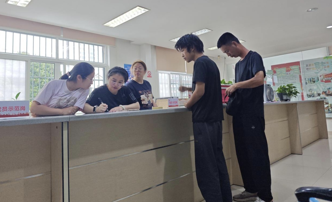 台风致列车停运 社区暖心为8名滞留异乡人“安家”