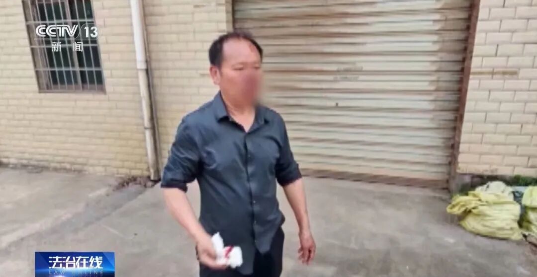 男子当街对女子施暴,69岁大爷制止却被咬掉鼻子,但他始终没松手直到民警到来 男子当街对女子施暴,69岁大爷制止却被咬掉鼻子,但他始终没松手直到民警到来