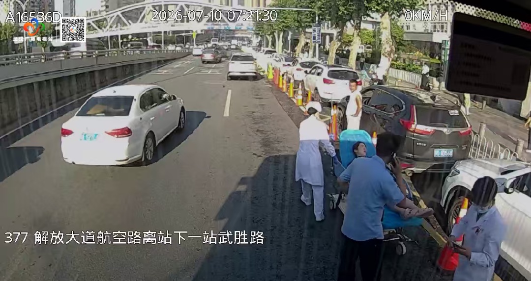早高峰临时改道争分夺秒,武汉公交司机与全车乘客守护一城暖意 早高峰临时改道争分夺秒,武汉公交司机与全车乘客守护一城暖意