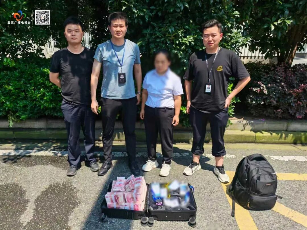 百万现金险被带走!武汉这场拦截太惊险 百万现金险被带走!武汉这场拦截太惊险