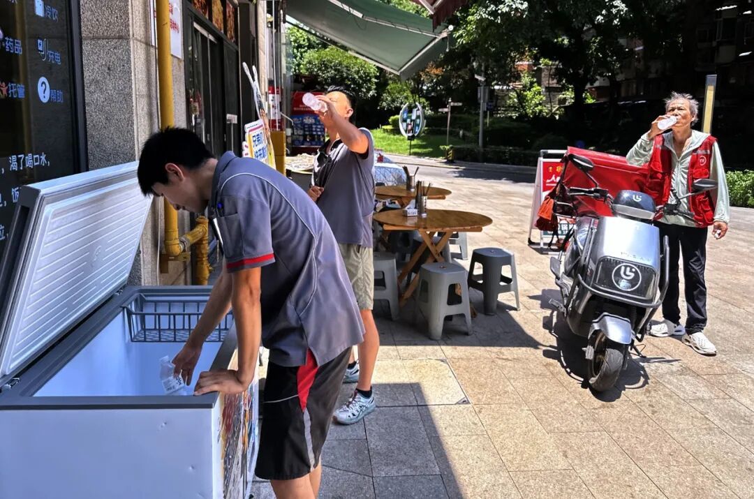 重庆40℃高温下,“清凉爱心”接力!两位外卖小哥的善举,感动了整座城 重庆40℃高温下,“清凉爱心”接力!两位外卖小哥的善举,感动了整座城