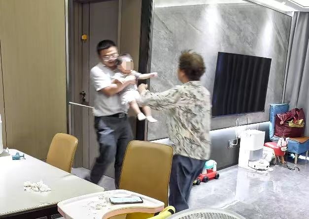 31楼高空，物业小哥果断翻窗救人
