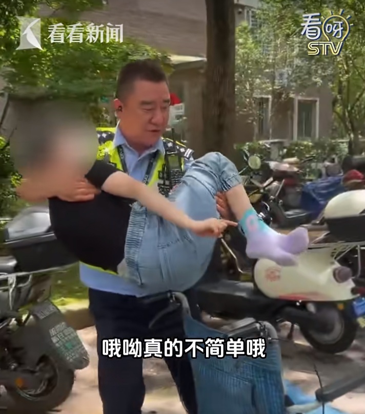 上海阿姨哽咽感谢!最有安全感的“公主抱”,一抱就是6年,感动全网 上海阿姨哽咽感谢!最有安全感的“公主抱”,一抱就是6年,感动全网
