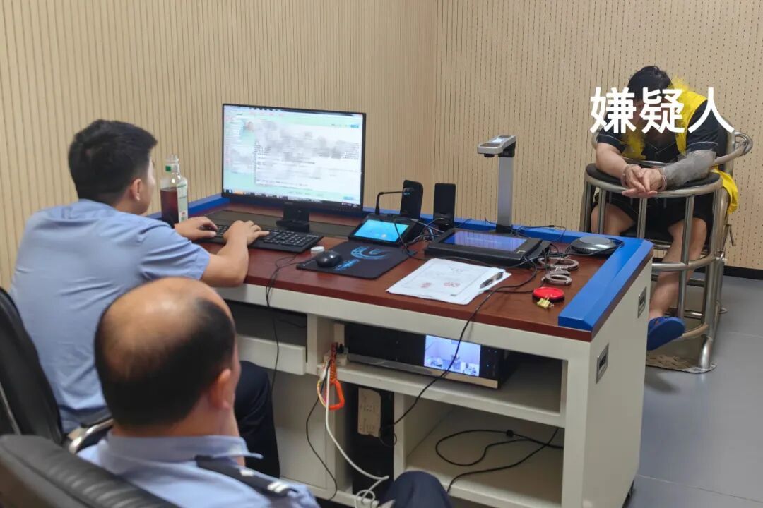 职业“吞铁丝”?民警:送你一副“铁手镯”! 职业“吞铁丝”?民警:送你一副“铁手镯”!
