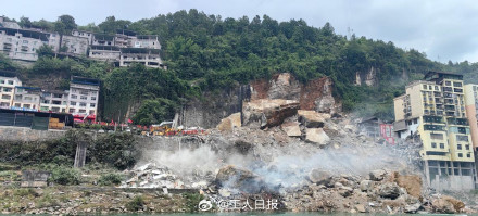 重庆山体崩塌现场三方向同时搜救 重庆山体崩塌现场三方向同时搜救