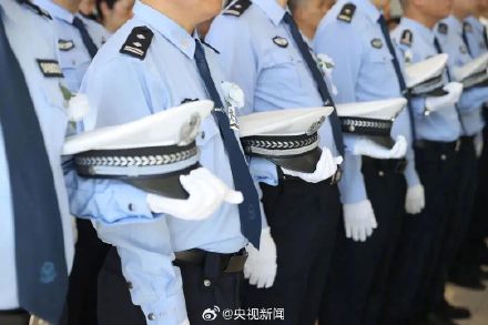 送送他!54岁牺牲交警鲜血染红警服 送送他!54岁牺牲交警鲜血染红警服
