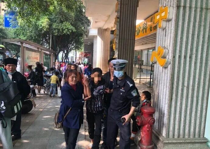 这是一件被鲜血染红的警服……