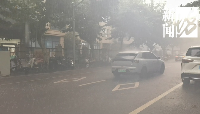 今天全上海人在“接龙”,暴雨下到哪个区了?冰雹、彩虹、闪电…正同时上演! 今天全上海人在“接龙”,暴雨下到哪个区了?冰雹、彩虹、闪电…正同时上演!