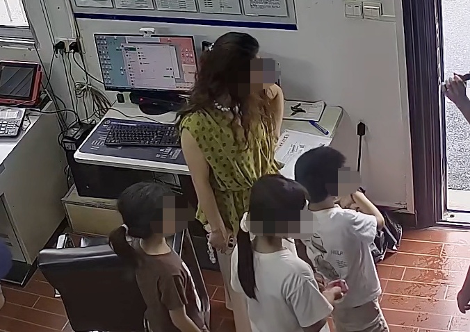 男孩垃圾桶旁随手一捡,把自己“铐”进了消防站…… 男孩垃圾桶旁随手一捡,把自己“铐”进了消防站……