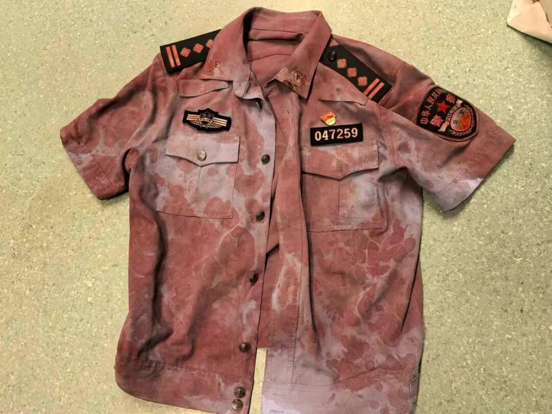 这是一件被鲜血染红的警服……