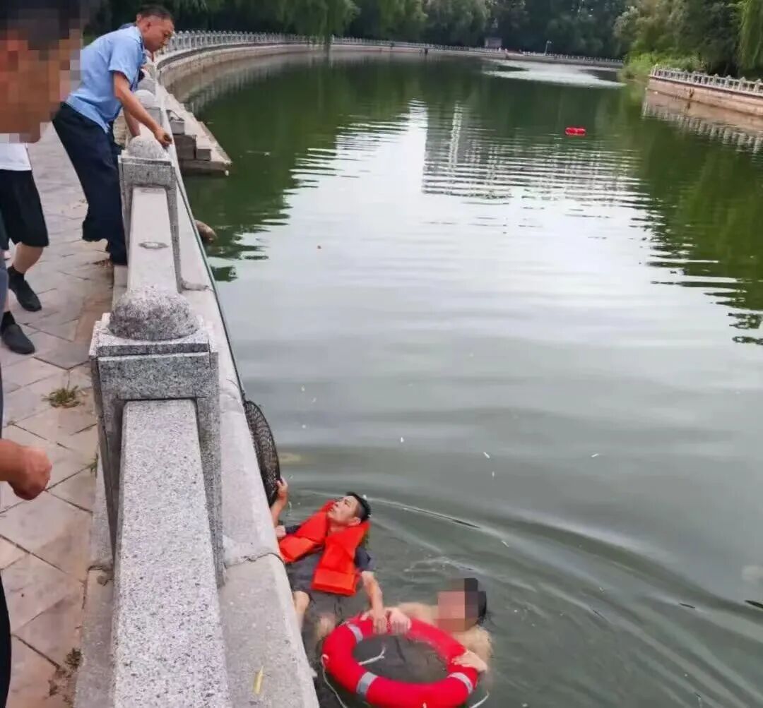 “我会游泳,我下去!”小伙意外落水命悬一线,聊城晨跑市民跳水成功施救 “我会游泳,我下去!”小伙意外落水命悬一线,聊城晨跑市民跳水成功施救