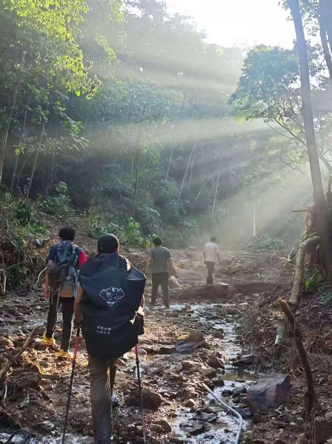 四川小伙为广西灾区徒步运物资，不幸倒在山路上