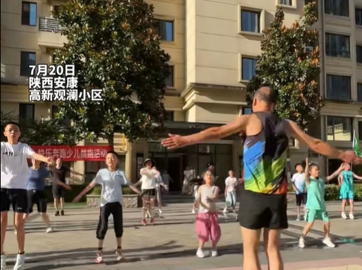 告别赖床和手机，陕西一小区物业带孩子晨跑，5天从10余人增至40余人