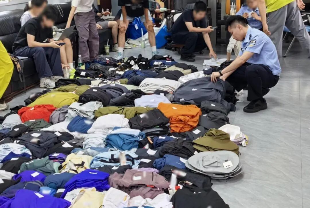 广州一男子在试衣间偷走1089件衣服，抓捕现场曝光
