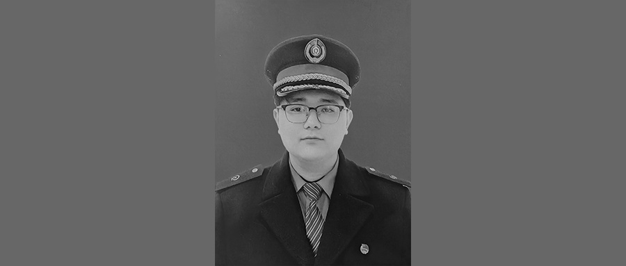 党鑫蕊倒在救灾现场,父亲说:让他再看一眼工作过的车站…… 党鑫蕊倒在救灾现场,父亲说:让他再看一眼工作过的车站……