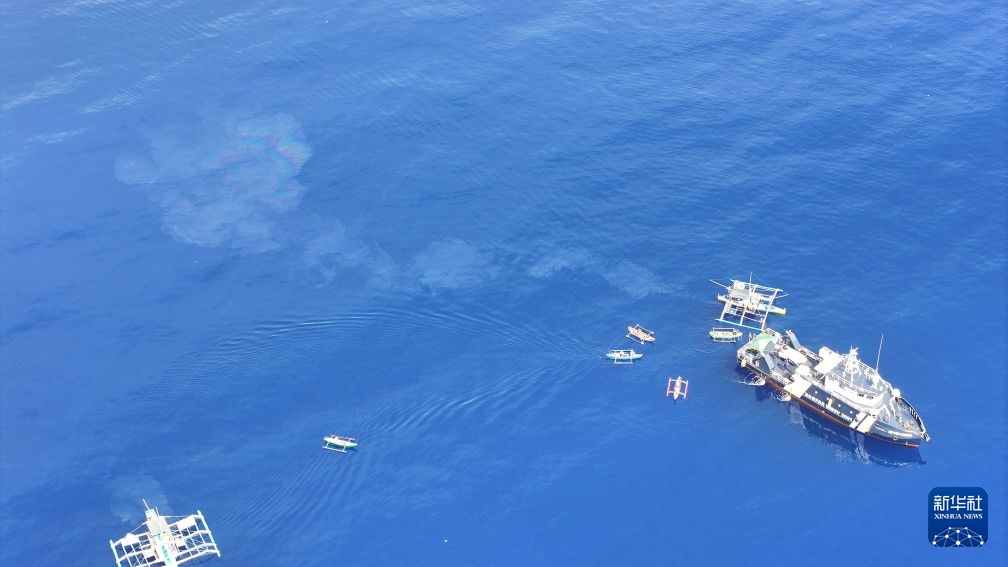 菲八爪渔船在黄岩岛附近海域泄漏油料 危害海洋生态环境