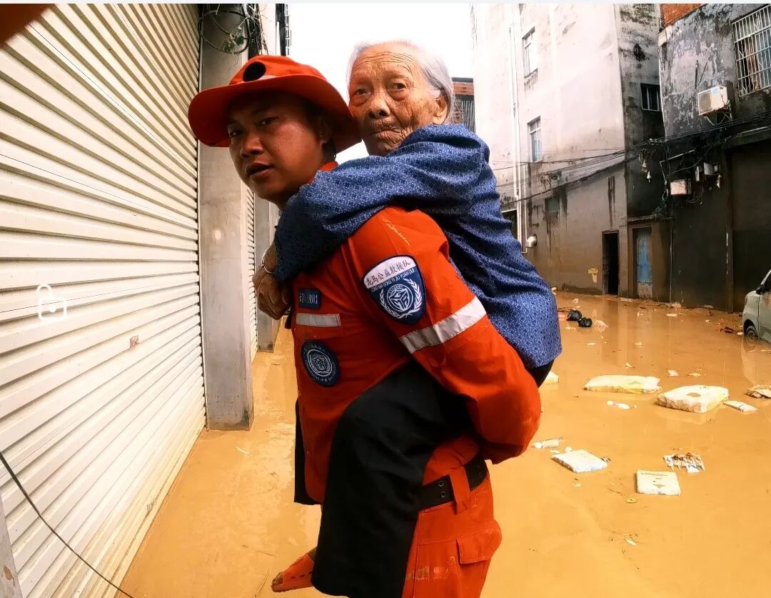 洪灾发生后,那些千里奔赴灾区的普通人,“就是想过来帮一把” 洪灾发生后,那些千里奔赴灾区的普通人,“就是想过来帮一把”