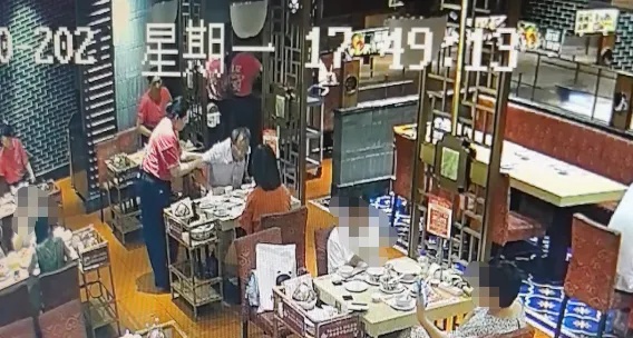 再晚半小时人就没了!男子就餐时肚子突然异常鼓起,女店长苦劝送医抢回一条命 再晚半小时人就没了!男子就餐时肚子突然异常鼓起,女店长苦劝送医抢回一条命