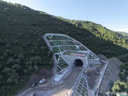 西宁至成都铁路四川段最长隧道贯通 西宁至成都铁路四川段最长隧道贯通