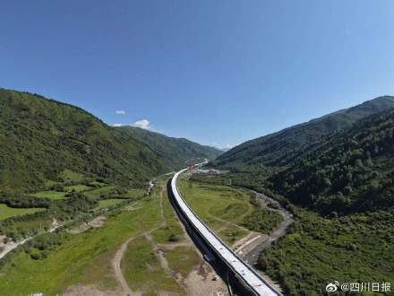 西宁至成都铁路四川段最长隧道贯通 西宁至成都铁路四川段最长隧道贯通