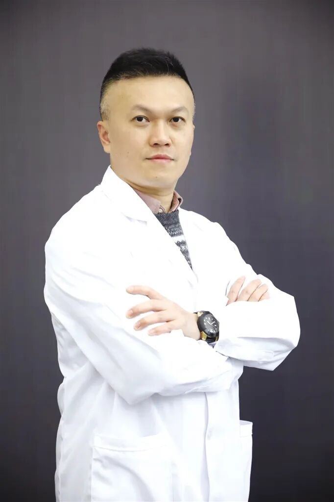 10分钟，生死急救！海南5岁男童小区泳池溺水，完全失去意识，口唇四肢紫绀发黑！危急时刻，正在现场游泳的医生出手了……