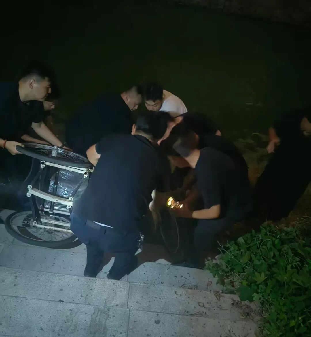 一声大喊，特警冲了上去……