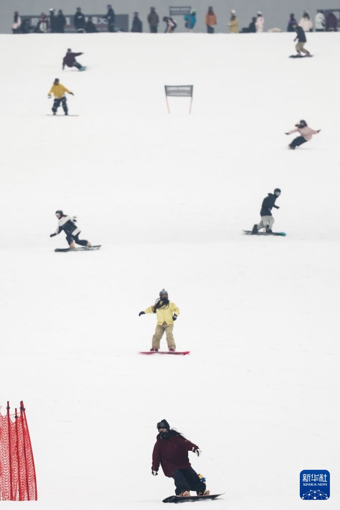 湖北武汉：室内滑雪享清凉