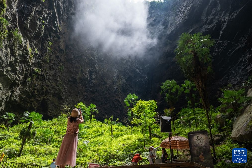 湖北宣恩：游绿水青山 享夏日清凉