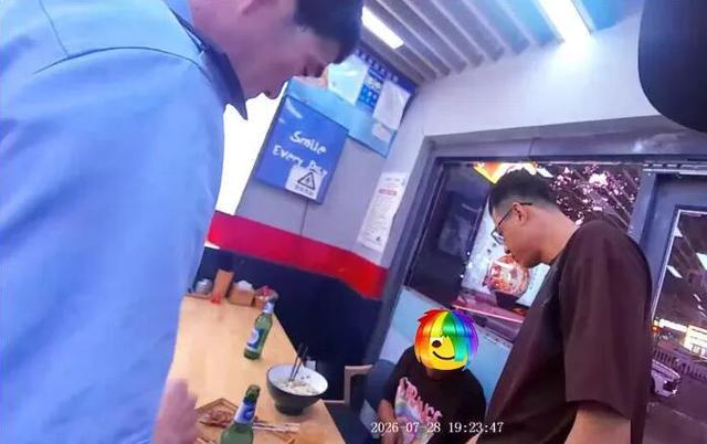 威海旅客手机被盗，辅警休班认出嫌疑人助破案