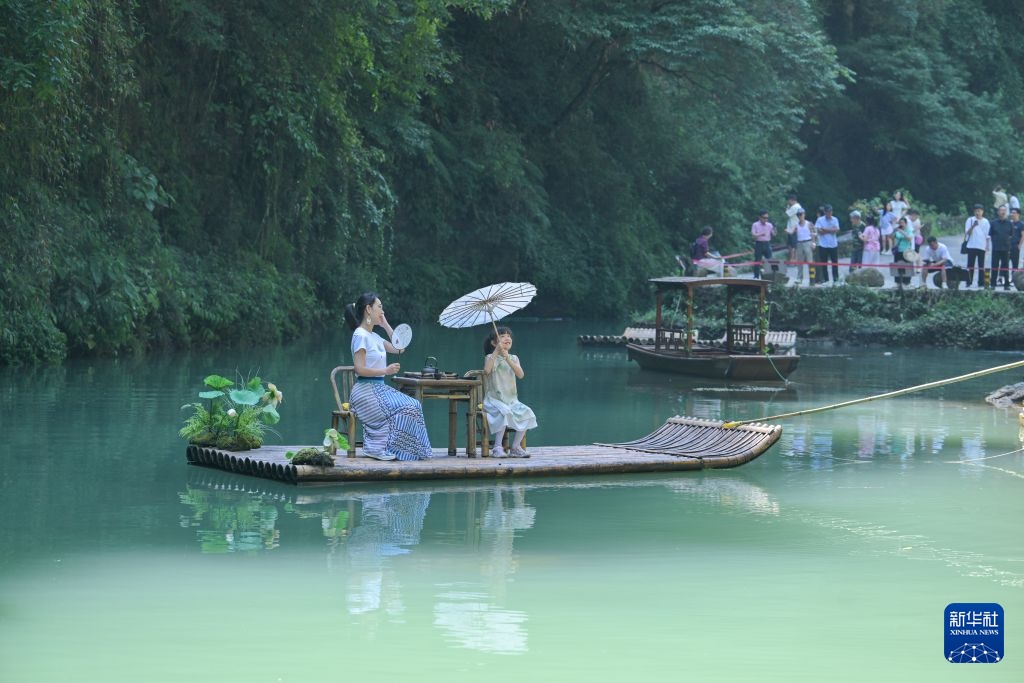湖北宣恩：游绿水青山 享夏日清凉