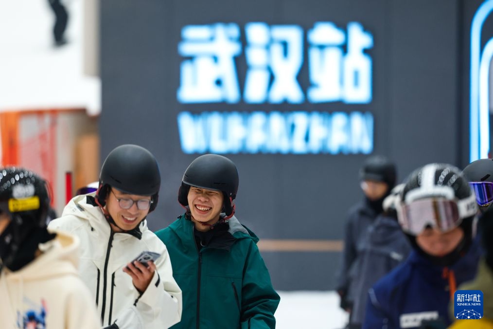 湖北武汉：室内滑雪享清凉