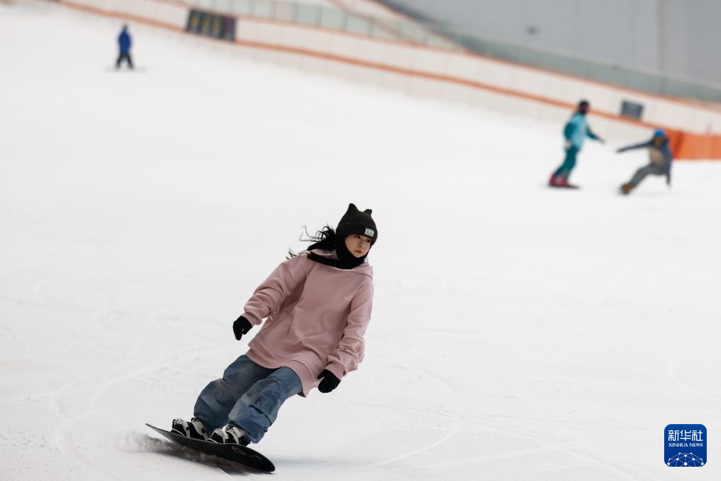 湖北武汉：室内滑雪享清凉