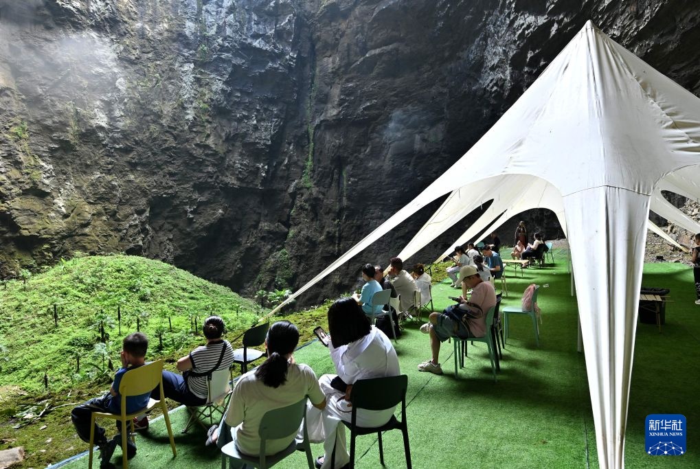 湖北宣恩：游绿水青山 享夏日清凉
