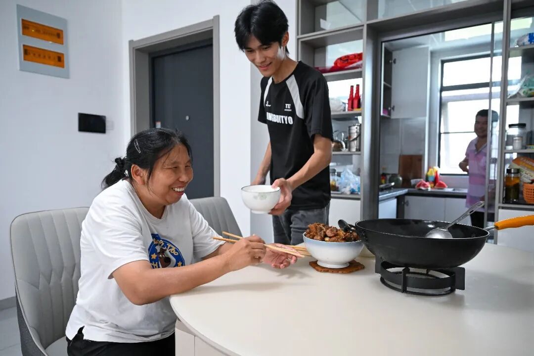 21岁大学生牵着盲母求医！妈妈看不见世界，全网却帮她“看”见了最好的儿子