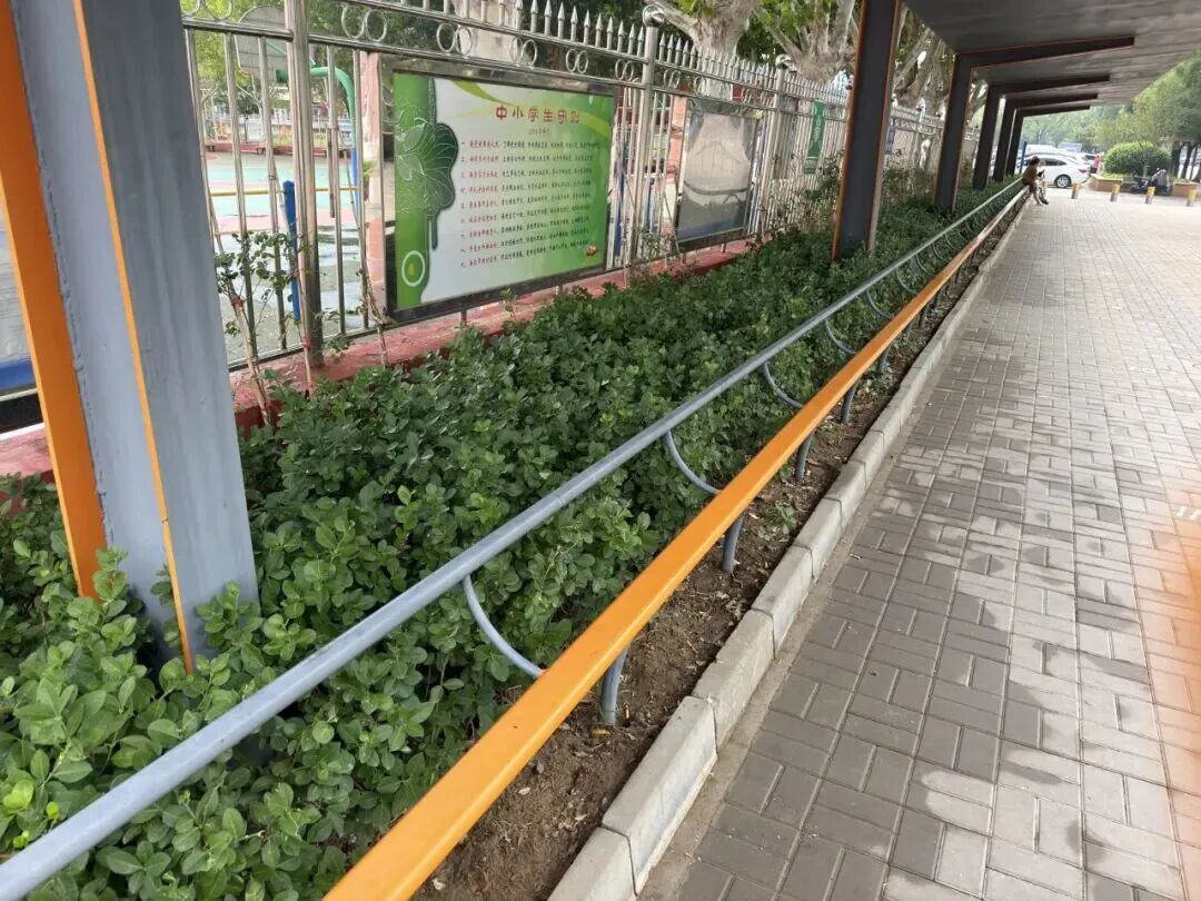北京一小学门口“一根杆长椅”火了,网友点赞:建议全国推广 北京一小学门口“一根杆长椅”火了,网友点赞:建议全国推广