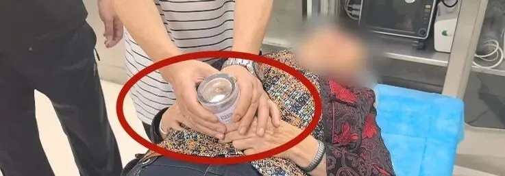 隔着屏幕都疼!有人拔火罐时肚子被死“咬”住!医生找消防帮忙… 隔着屏幕都疼!有人拔火罐时肚子被死“咬”住!医生找消防帮忙…