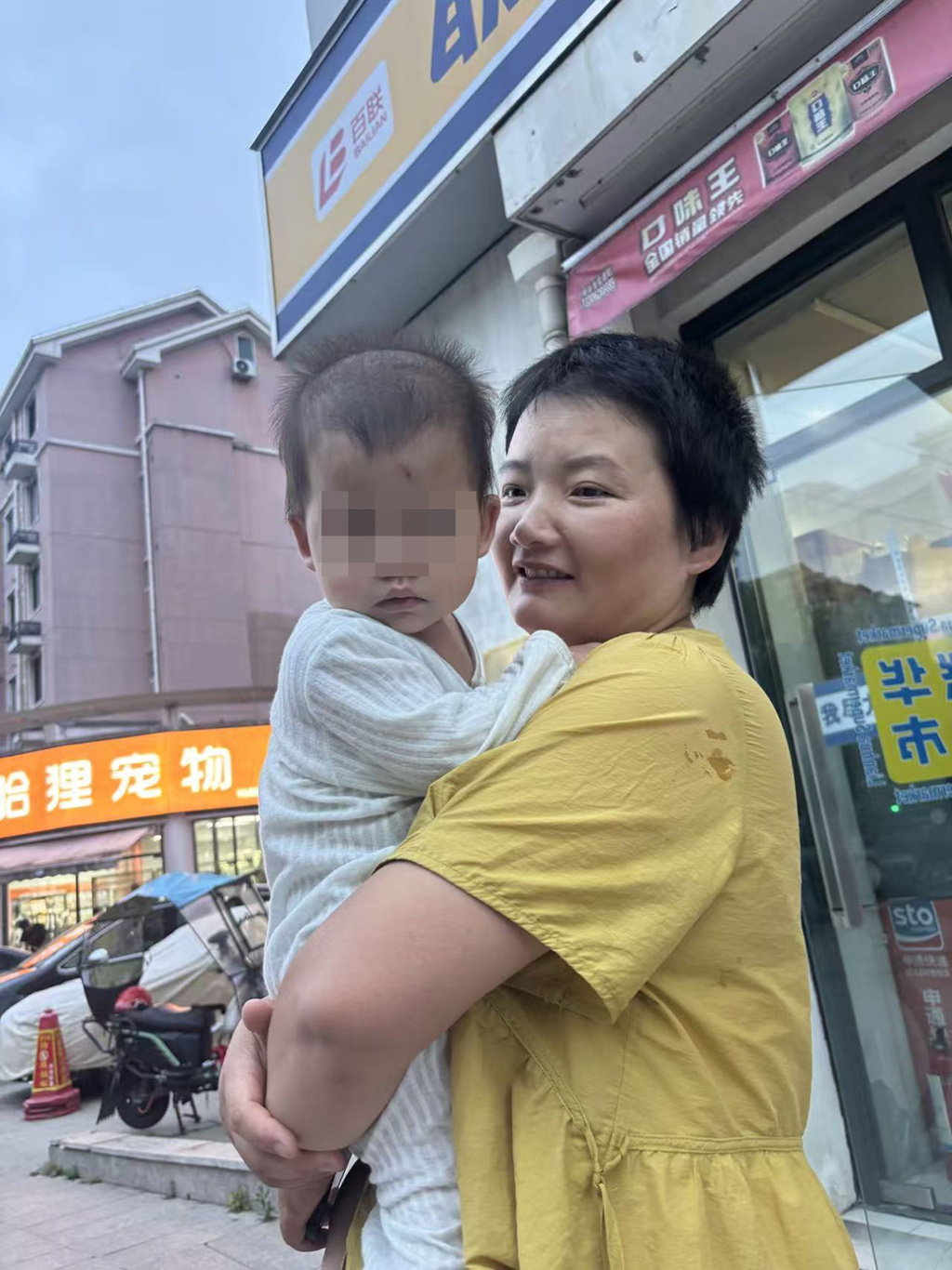台风天把孩子临时托付给店主之后,这位骑手妈妈收到了陌生人的善意 台风天把孩子临时托付给店主之后,这位骑手妈妈收到了陌生人的善意