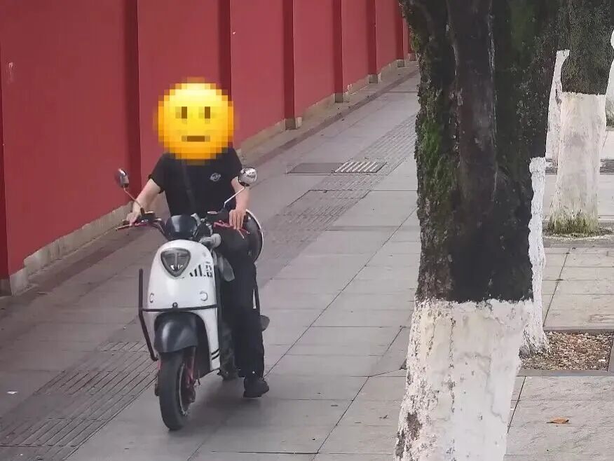 “警官，我偷的电动车没电了，可以来接我一下吗？”
