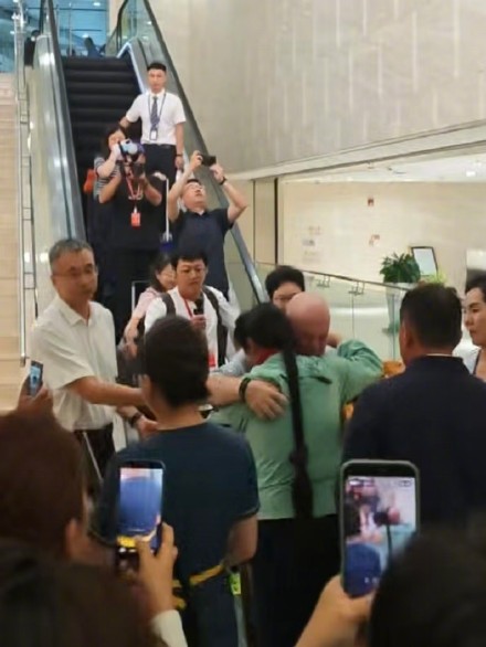 终于见面了!殷玉珍和“赛考斯”重逢,相拥落泪 终于见面了!殷玉珍和“赛考斯”重逢,相拥落泪