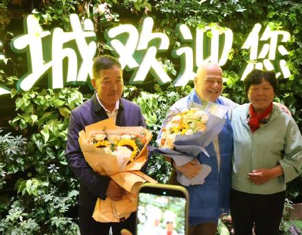 终于见面了!殷玉珍和“赛考斯”重逢,相拥落泪 终于见面了!殷玉珍和“赛考斯”重逢,相拥落泪