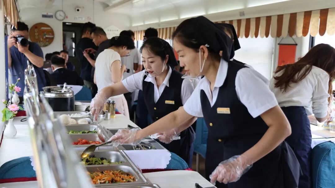 济南与深圳间开行的火车上,能吃自助餐了 济南与深圳间开行的火车上,能吃自助餐了