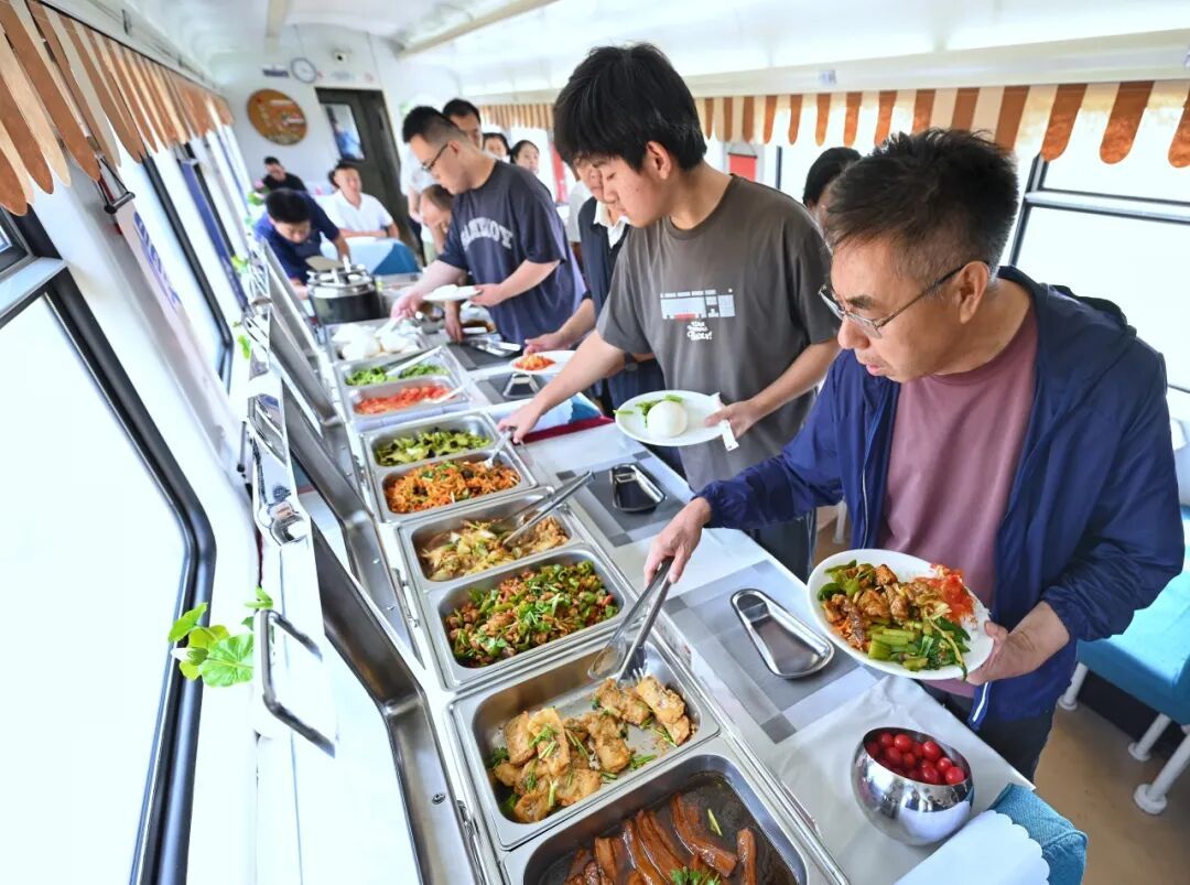 济南与深圳间开行的火车上,能吃自助餐了 济南与深圳间开行的火车上,能吃自助餐了