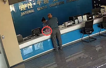 “同志,帮我联系一位外国人!”海宁褚师傅急匆匆跑进派出所…… “同志,帮我联系一位外国人!”海宁褚师傅急匆匆跑进派出所……
