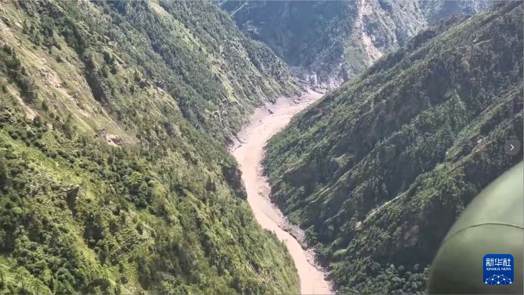 西藏军区某陆航旅第一批2架直升机抵达吉隆口岸上空 西藏军区某陆航旅第一批2架直升机抵达吉隆口岸上空