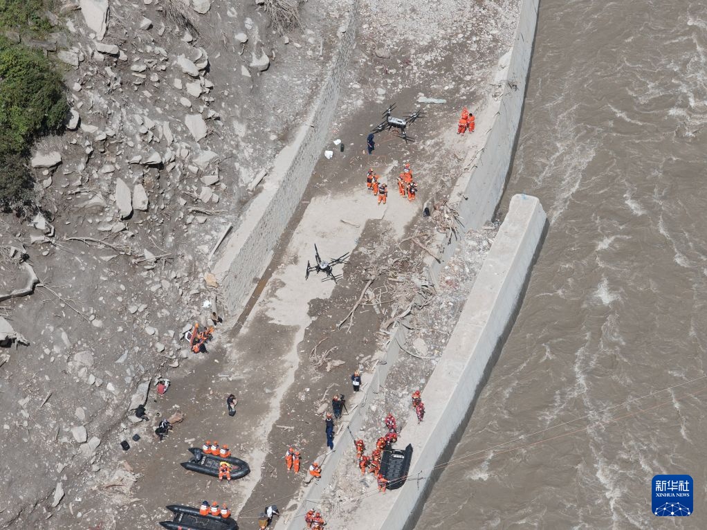 吉隆口岸附近泥石流损毁道路正加紧抢通 吉隆口岸附近泥石流损毁道路正加紧抢通